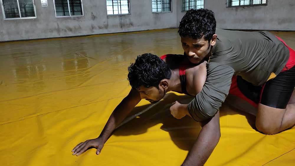 কুস্তি ছেড়ে থাকতেই পারেন না সানি।