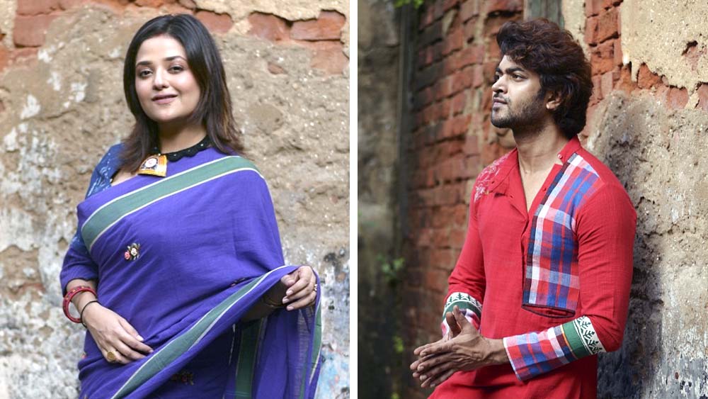 পাহাড়ে যাওয়া না হলে কলকাতাতেই পরিবারের সঙ্গে সময় কাটানোর পরিকল্পনা ইতিমধ্যে সারা। খেতে ভালবাসেন দু’জনেই। সুতরাং পুজোর চারটে দিন চলবে দেদার পেটপুজো।