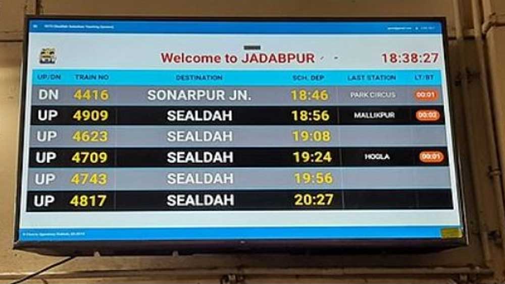 যাদবপুর স্টেশনে বসছে ডিসপ্লে বোর্ড।