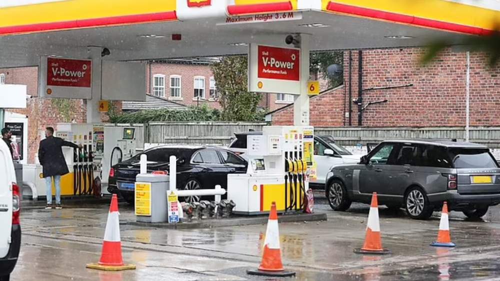 অপেক্ষায় রোনাল্ডোর গাড়ি।