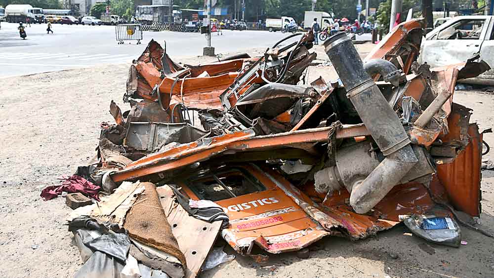 অবশেষ: দুর্ঘটনাগ্রস্ত সেই কন্টেনারের ভাঙা অংশ। বৃহস্পতিবার, হেস্টিংস মোড়ে। ছবি: দেবস্মিতা ভট্টাচার্য