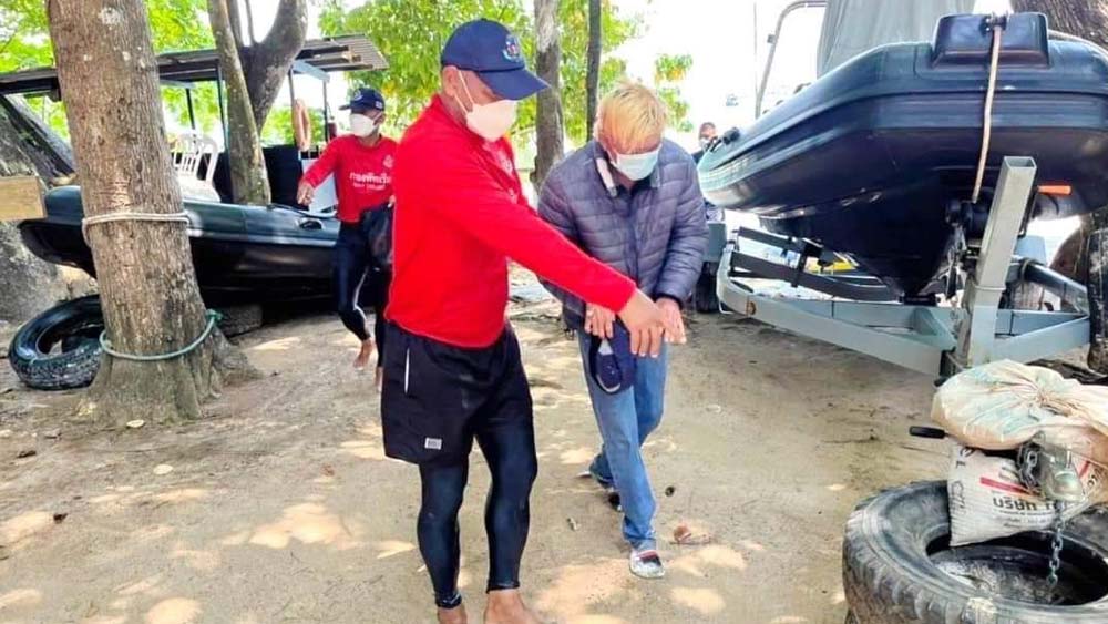 তাইল্যান্ডের মূল ভূখণ্ড থেকে প্রায় ৮০ কিলোমিটার দূরে সিমিলান দ্বীপের জলপথে হোকে উদ্ধার করা হয়েছে বলে জানিয়েছে সংবাদ সংস্থা এএফপি। তাঁর সঙ্গের মালপত্র দেখে অবশ্য চোখ কপালে ওঠার জোগাড় নৌরক্ষী বাহিনীর।