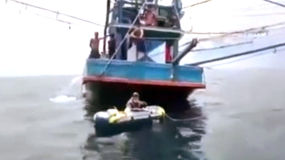 একটি স্যুটকেসে কয়েকটি জিনিসপত্র ভরে সুদূর মুম্বই পাড়ি দিতে চেয়েছিলেন হো। কী ছিল তাতে? সংবাদ সংস্থা সূত্রে খবর, হোয়ের কাছে থেকে উদ্ধার হওয়া স্যুটকেসে তাঁর জামাকাপড় ছিল না। তার বদলে পাওয়া গিয়েছে প্রায় ফাঁকা হয়ে যাওয়া একটি জলের বোতল এবং ১০ প্যাকেট ইনস্ট্যান্ট নুডল্‌স।