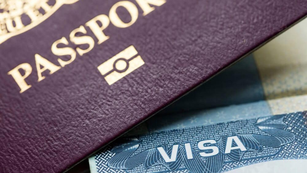 ভিসা নেই তো কী হয়েছে, স্ত্রীর সঙ্গে দেখা করার জন্য অন্য উপায় বার করে ফেলেন হো। ব্যাঙ্কক থেকে বাসে চড়ে ফুকেট চলে যান তিনি। সেখানে একটি ভেলা কিনে ফেলেন। এ বার সমুদ্রপথেই রওনা দেন তিনি।