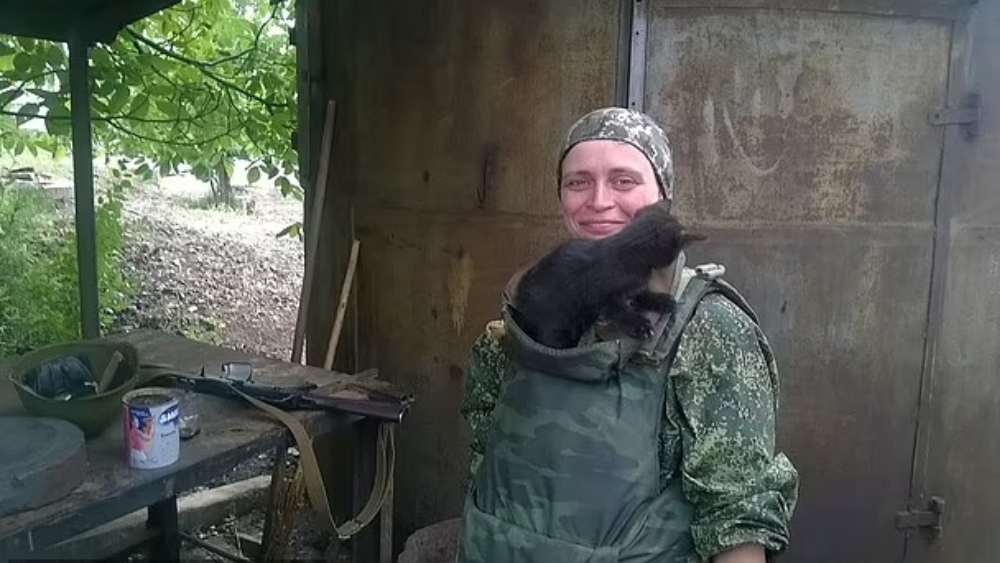 রুশ সেনাবাহিনীতে ইরিনার বীরত্বের নানা গল্প চালু আছে। তার মধ্যে একটি এ-ও যে, ইরিনার হাতের নিখুঁত টিপে তাঁর বন্দুকের গুলিতে বিভিন্ন সময়ে প্রাণ গিয়েছে অন্তত ৪০ জন শত্রুর। এঁদের মধ্যে ইউক্রেনের যুদ্ধেই নিহত হয়েছেন অনেকে। এখন সেই ইরিনারই বেঁচে থাকা নির্ভর করছে ইউক্রেনীয় সেনাদের হাতে।