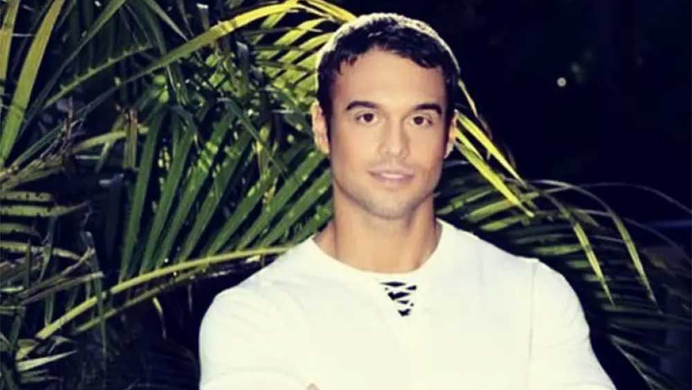 আমেরিকার নর্থ ক্যারোলিনার শার্লট শহর থেকে অভিনেতা হওয়ার স্বপ্ন নিয়ে হলিউডে গিয়েছিলেন কুড়ির কোঠায় থাকা জশুয়া। তবে চেষ্টা সত্ত্বেও অভিনয়ের সুযোগ আসেনি। রুজির তাগিদে একটি রেস্তরাঁয় ওয়েটার হিসাবে কাজ করতে থাকেন। সে সময় তাঁর বয়স ২৩।