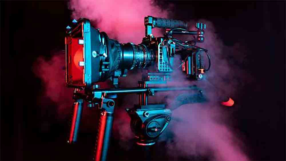 রেস্তরাঁয় আসা এক দল মহিলা জশুয়াকে পরামর্শ দিয়েছিলেন, পর্ন ইন্ডাস্ট্রিতে কাজ করলে হয়তো তিনি হলিউডের হোমড়াচোমড়াদের নজরে পড়ে যেতে পারেন। অভিনয়ের নেশায় সে পরামর্শ মেনে নিয়েছিলেন জশুয়া।