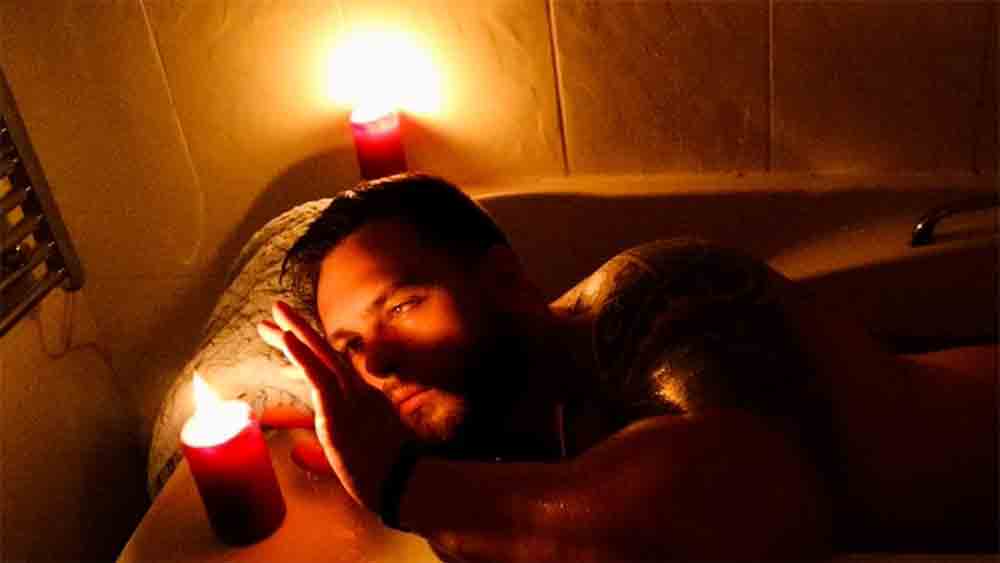 ইন্ডাস্ট্রিতে যোগ দেওয়ার কয়েক দিনের মধ্যেই প্রথম পর্ন ছবিতে অভিনয়ের সুযোগ পেয়ে গিয়েছিলেন। কিছুকালের মধ্যেই তাঁর হাতে কাজের প্রস্তাব চলে আসে। ফি-মাসে ডজনখানেক দৃশ্যে শ্যুটিং করতে শুরু হত তাঁকে।