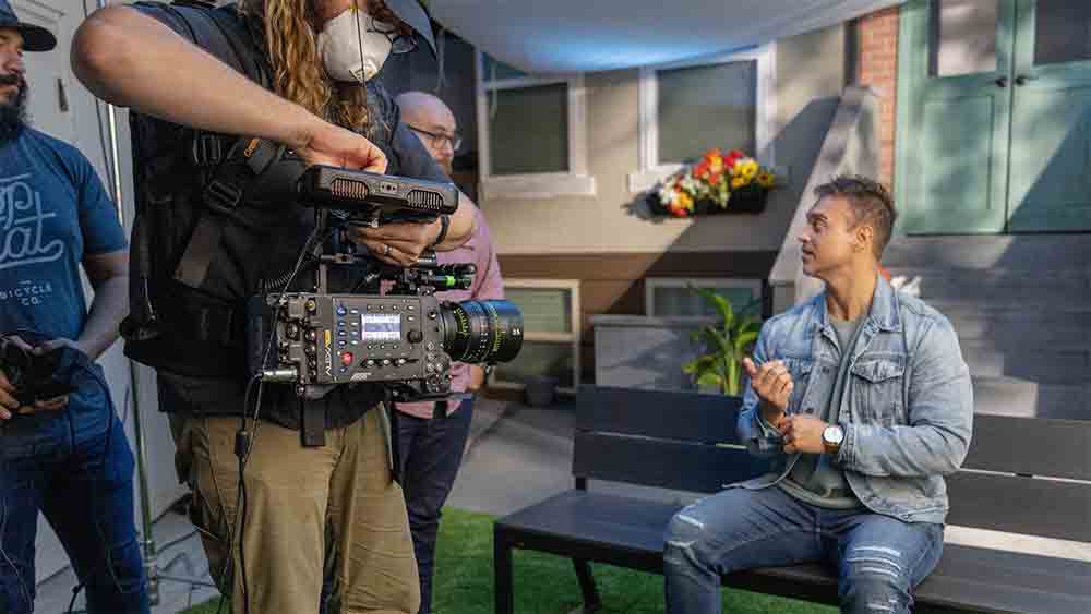 কাজের সঙ্গে সঙ্গে রোজগারও বেড়ে গিয়েছিল জশুয়ার। তিনি বলেন, ‘‘বেশ রোজগার হতে শুরু করেছিল। ১০ লক্ষ ডলারের বেশি জমে গিয়েছিল। এ বার আমি যেখানে খুশি ঘুরে বেড়াতে পারি। যত রকমের যৌনসঙ্গম কল্পনা করা যায়, সে সবই করতে পারি।’’