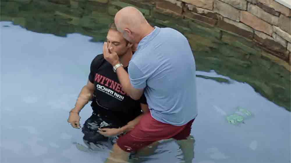 অর্থকরী সাফল্য সত্ত্বেও মানসিক শান্তি ছিল না জশুয়ার জীবনে। তিনি বলেন, ‘‘একসঙ্গে সব কিছু হাতে এলেও জীবন ভেঙে চুরমার হয়ে যেতে শুরু করেছিল। কারণ বরাবর যে মানসিক শূন্যতা অনুভব করতাম তা বেড়ে গিয়েছিল।’’