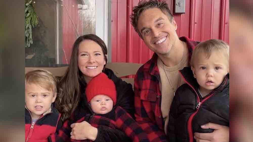 তাঁদের বিয়ের আগে অবশ্য বাইবেলে বর্ণিত ধর্মতত্ত্ব নিয়ে পড়াশোনা শুরু করে দিয়েছিলেন জশুয়া। দম্পতির তিনটি ছেলেও রয়েছে। 