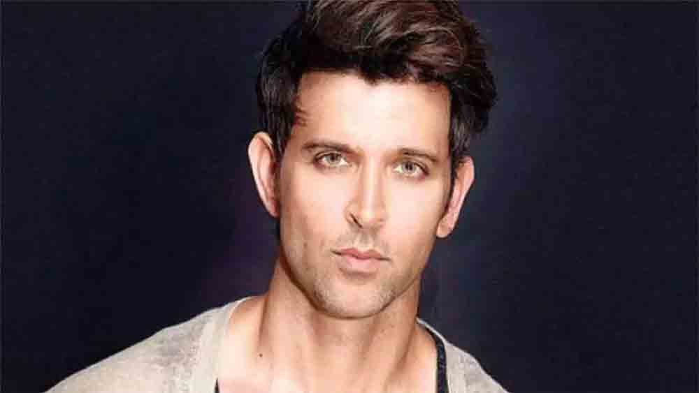 দেশীয় বক্স অফিসে তেমন সাফল্য না পেলেও ২০০৪ সালে বিদেশের মাটিতে তুমুল মুনাফা লুটেছিল ‘স্বদেশ’। শাহরুখের কেরিয়ারেও অন্য হাওয়া বইয়ে দিয়েছিল তা। তবে তা থেকে বঞ্চিত হয়েছিলেন হৃতিক। ‘স্বদেশ’ ফিরিয়ে দেওয়ার পিছনে তাঁর যুক্তি ছিল, ‘‘চিত্রনাট্য পড়ার পর আশুতোষের দৃষ্টিকোণ বুঝতে পারিনি। সুতরাং মনে হয় না যে ‘স্বদেশ’ করার জন্য আমিই উপযুক্ত ব্যক্তি ছিলাম।’’ যদিও ‘স্বদেশ’ যে তাঁর খুবই পছন্দের ছবি, তা জানিয়েছিলেন হৃতিক।