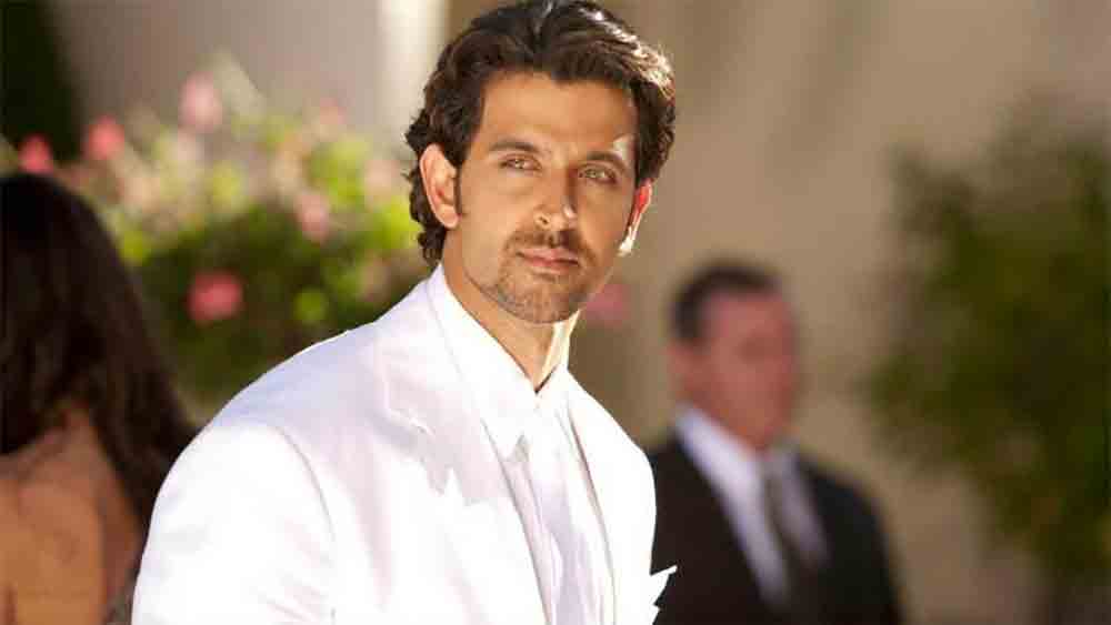 বক্স অফিসে তো বটেই, সমালোচকদেরও তারিফ কুড়িয়ে নিয়েছিল ‘দিল চাহতা হ্যায়’। গাছের ডালের আড়ালে নায়ক-নায়িকার রোম্যান্স নয়। বরং মাটির কাছাকাছি থাকা চরিত্রদের টেনে এনেছিল এ ছবি। অক্ষয়কে সিডের ভূমিকায় দেখে চমকে গিয়েছিলেন অনেকে। সে সময় সইফের প্রায় ডুবন্ত কেরিয়ারকেও বাঁচিয়ে দিয়েছিল এ ছবি। তবে আগেই তো ‘না’ বলে দিয়েছেন। ফলে কোনও ফায়দাই জোটেনি হৃতিকের।