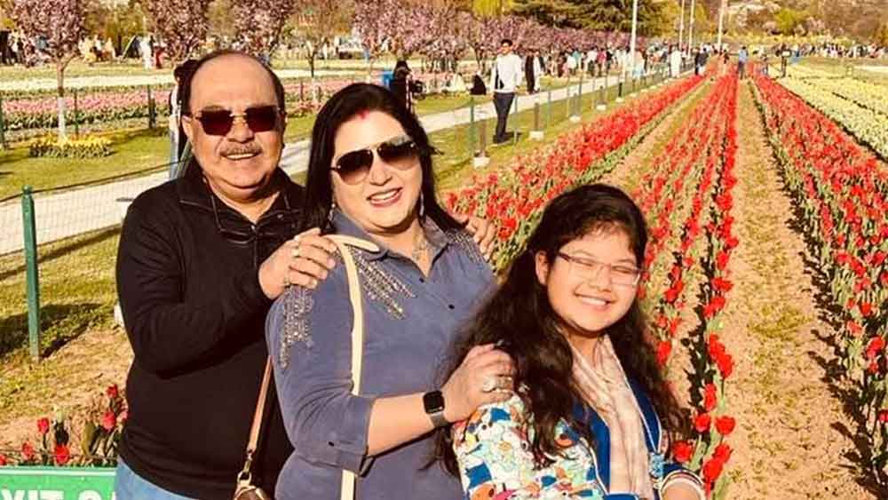 কাশ্মীরের টিউলিপ গার্ডেন পর্যটকদের কাছে বরাবরের আকর্ষণের। বলা হয় এপ্রিল থেকে জুন মাস এই বাগানের সৌন্দর্য সবচেয়ে বেশি থাকে। আর মার্চের শেষে সেই বাগানে পৌঁছেছেন কলকাতা তথা রাজ্যের চেনা জুটি শোভন-বৈশাখী।