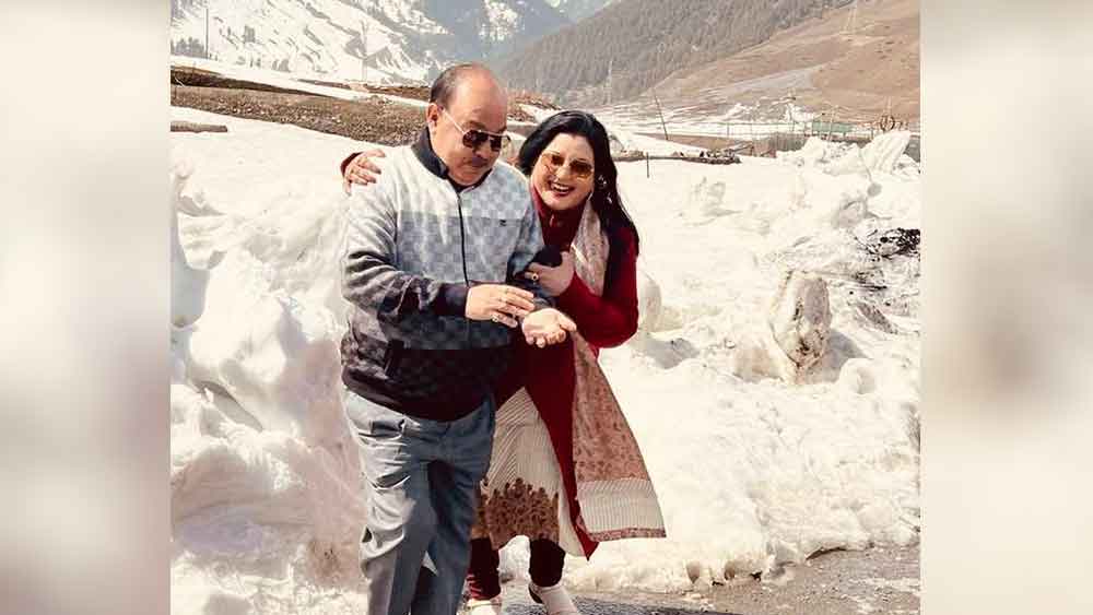 কাশ্মীরে গিয়ে শোভন-বৈশাখী বরফ নিয়ে খেলবেন না তা আবার হয় নাকি! না, সেই সুযোগ হাতছাড়া করেননি ওঁরা।