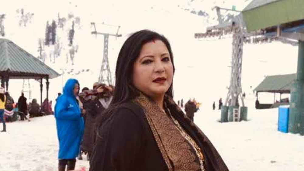 গুলমার্গে বরফে ঢাকা প্রকৃতির মাঝে নানা ভঙ্গিতে ক্যামেরার সামনে ধরা দিয়েছেন শোভন ও বৈশাখী। কোনও কোনও ছবিতে রয়েছেন বৈশাখীর কন্যা রিলিনাও।