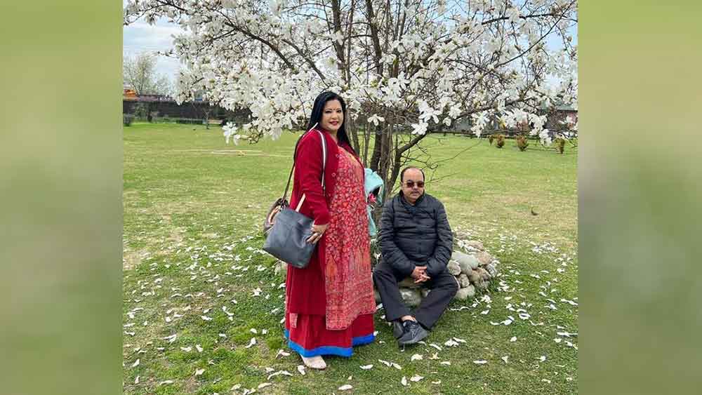 রাজনীতির মঞ্চ থেকে সামজিক অনুষ্ঠান, শোভন-বৈশাখী মানে রং মেলানো পোশাক। কাশ্মীরে বেড়াতে গিয়ে অবশ্য সেই চেনা রূপ থেকে কখনও কখনও বার হয়েছেন তাঁরা।