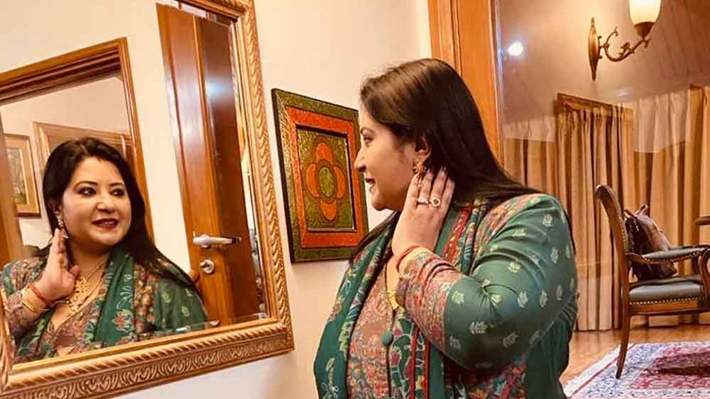 রূপচর্চার ব্যাপারে সব সময়েই যত্ন নিতে ভালবাসেন বৈশাখী। বেড়াতে গিয়েও সেজেছেন। আবার সাজের পরে দাঁড়িয়েছেন আয়নার সামনে। 