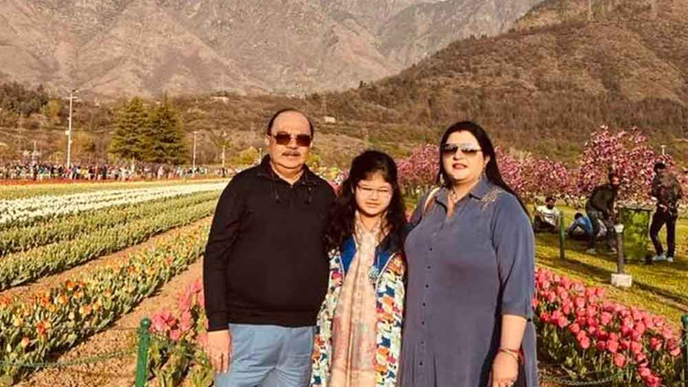 ওঁরা যে কাশ্মীর ভ্রমণ বেশ উপভোগ করেছেন তা স্পষ্ট প্রতিটি ছবিতেই। আপাতত রাজনীতি থেকে ছুটিতে রয়েছেন শোভন। সেই ছুটির অ্যালবামে জায়গা করে নিল ভূস্বর্গ সফর।