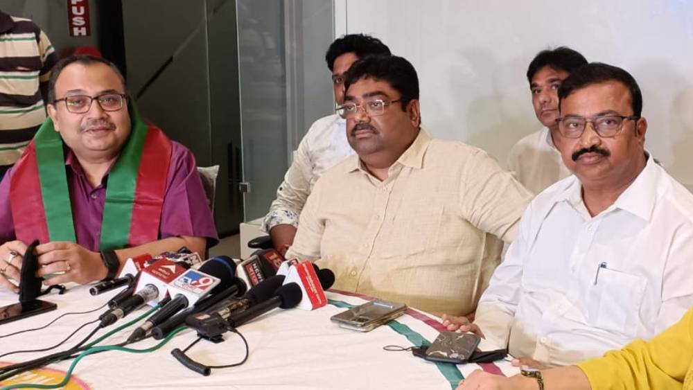 সাংবাদিকদের সামনে সহ-সভাতি কুণাল ঘোষ, সচিব দেবাশিস দত্ত এবং ফুটবল-সচিব স্বপন বন্দ্যোপাধ্যায়।