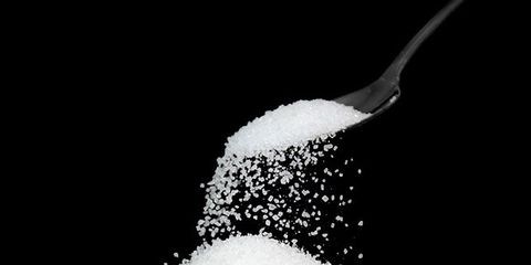 ত্বকে জ্বালা করা, লালচে ভাব, ব্রণর মতো কিছু সমস্যা বাড়ায় চিনি। 