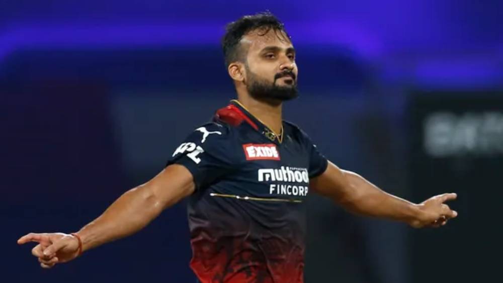 সেই সময় আকাশের রিহ্যাবের জন্য তাঁকে অনূর্ধ্ব-২৩ ট্রায়ালে ডাকেন সৌরাশিস। হঠাৎই এক জুনিয়র নির্বাচক আকাশকে দিয়ে জোর করে বল করান। তাতে ব্যথা আরও বাড়ে। সেই নির্বাচকের সঙ্গে ঝামেলাও হয় সৌরাশিসের।