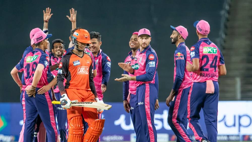 ব্যাটে-বলে মাতাচ্ছেন বিভিন্ন দলের তারকারাও। প্রতি ম্যাচেই কোনও না কোনও ভাল পারফরম্যান্স পাওয়া যাচ্ছে। আইপিএলের প্রথম সপ্তাহের পর কারা বেগুনি এবং কমলা টুপির দৌড়ে রয়েছেন, তা খুঁজে দেখল আনন্দবাজার অনলাইন। পরিসংখ্যান দেওয়া রয়েছে গুজরাত টাইটান্স বনাম দিল্লি ক্যাপিটালস ম্যাচের আগে পর্যন্ত।