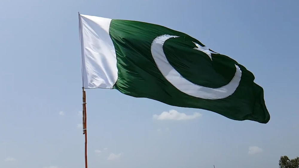 পাকিস্তানের জন্মলগ্ন থেকে কোনও প্রধানমন্ত্রীই নিজেদের পাঁচ বছরের পূর্ণ মেয়াদ সমাপ্ত করেননি। কখনও খুন হয়ে, আবার কখনও প্রেসিডেন্টের সঙ্গে বনিবনা না হওয়ায় গদি ছাড়তে হয়েছে পাক প্রধানমন্ত্রীদের। পাক রাজনীতিরধারা বজায় রেখে পাঁচ বছরের মেয়াদ শেষ করতে পারলেন না ইমরানও। তবে ইমরানই প্রথম পাক প্রধানমন্ত্রী, যিনি বিরোধীদের ডাকা অনাস্থা ভোটের মুখে পড়ে গদিচ্যুত হলেন।