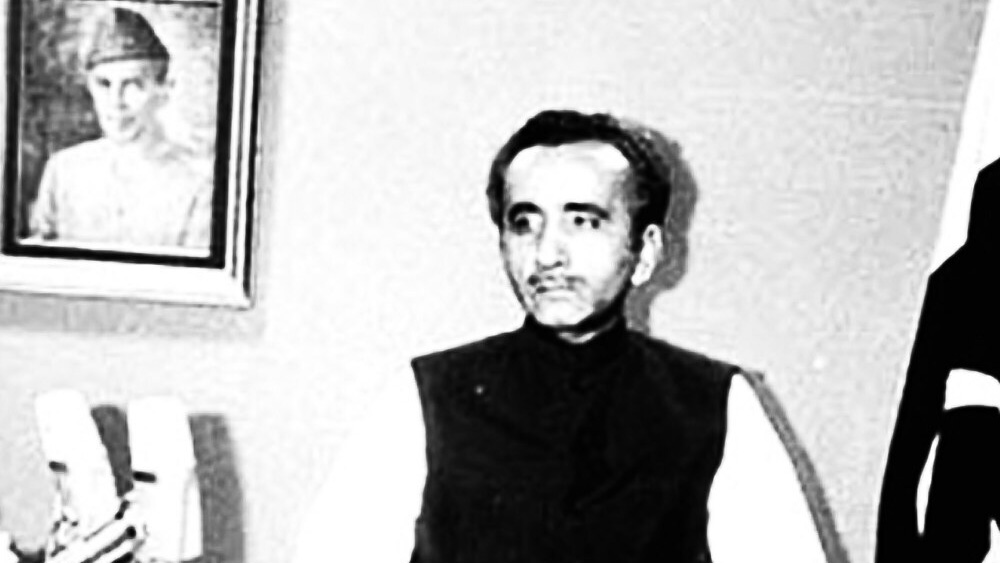 জুলফিকারকে সরিয়ে ক্ষমতায় আনা হয় মহম্মদ খান জুনেজোকে। তিনি তিন বছরের কিছু বেশি সময় পাক মসনদে ছিলেন। তবে তাঁকে প্রধানমন্ত্রী হিসেবে অযোগ্য এবং পাকিস্তানের অর্থনৈতিক দুরাবস্থার জন্য দায়ী করে পদ থেকে সরান রাষ্ট্রপতি পদে বসে থাকা জিয়া।