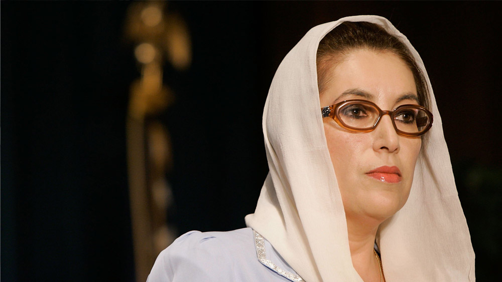 পাকিস্তানের একাদশ এবং প্রথম মহিলা প্রধানমন্ত্রী হিসেবে ক্ষমতায় আসেন জুলফিকারের মেয়ে বেনজির ভুট্টো। তিনি প্রধানমন্ত্রী হিসেবে প্রায় দু’বছর ক্ষমতায় ছিলেন। প্রধানমন্ত্রী হওয়ার পর তিনি দাবি করেন, রাষ্ট্রপতি গোলাম ইসহাক খান এবং শক্তিশালী সামরিক বাহিনী-সহ রক্ষণশীল এবং ইসলামপন্থী শক্তি তাঁর নতুন চিন্তাভাবনার প্রচেষ্টা রোধ করছে। বেনজিরের বিরুদ্ধে দুর্নীতি ও স্বজনপোষণের অভিযোগ এনে ১৯৯০ সালে ইসহাক তাঁকে বরখাস্ত করেন।