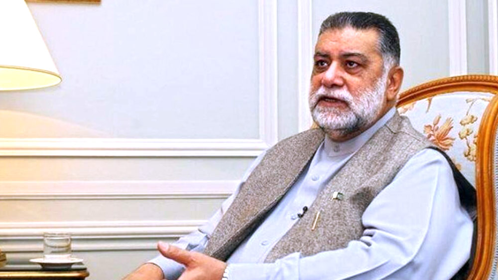 বেনজির এবং নওয়াজের পতনের পরে ক্ষমতায় আসেন মির জাফারুল্লাহ খান জামিলি। তবে প্রায় দু’বছরের শাসনকালের পর হঠাৎই নিজের পদ থেকে ইস্তফা দেন তিনি। ইস্তফা দেওয়ার আগে জামিলি প্রায় ৩ ঘণ্টা তৎকালীন সেনাপ্রধান পারভেজ মোশারফের সঙ্গে বৈঠক করেন। তবে পাকিস্তানের বিভিন্ন বিষয়ে মোশারফের মতের সঙ্গে জামিলির মতের মিল না হওয়ায় তাঁকে পদত্যাগের জন্য বাধ্য করা হয় বলেও সংবাদ মাধ্যমগুলি দাবি করে।