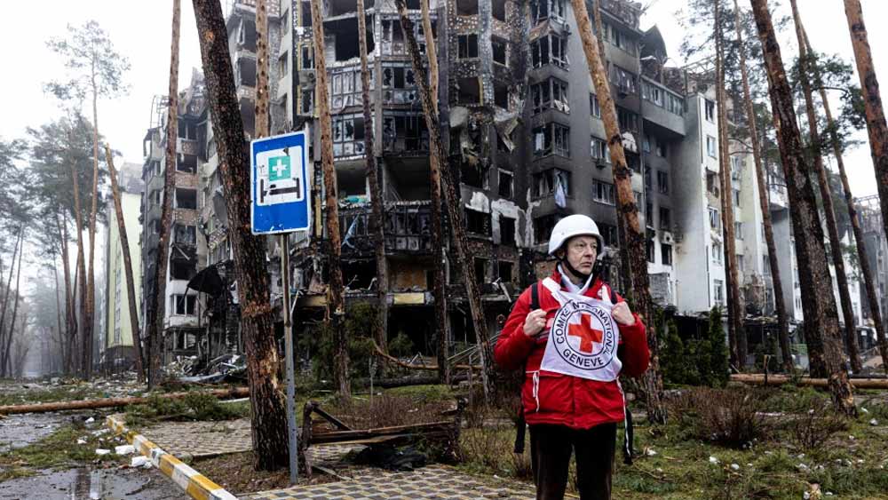 এর আগেও কন্টির কুকীর্তির বহু তথ্যপ্রমাণ ইউরোপীয় আধিকারিকদের হাতে তুলে দিয়েছেন দাবি ড্যানিলোর। তবে এ বার তাঁর লড়াই মাতৃভূমির খাতিরে। দেশে ফেরার পর তাঁর প্রিয়জনের ঘরবাড়ির আশপাশে মুহূর্মুহু বোমাবর্ষণ দেখেছেন তিনি। শুনেছেন, অসংখ্য নিরীহ নাগরিকের প্রাণহানির খবর। তাতেই তেতে উঠেছেন বলে দাবি ড্যানিলোর। এর পর অনলাইনে কন্টির তথ্য ফাঁস করে দিতে থাকেন তিনি। ড্যানিলো বলেন, ‘‘আমি গুলি করে লক্ষ্যভেদ করতে পারি না। তবে কিবোর্ড আর মাউস দিয়েই লড়াই চালাতে পারি।’’