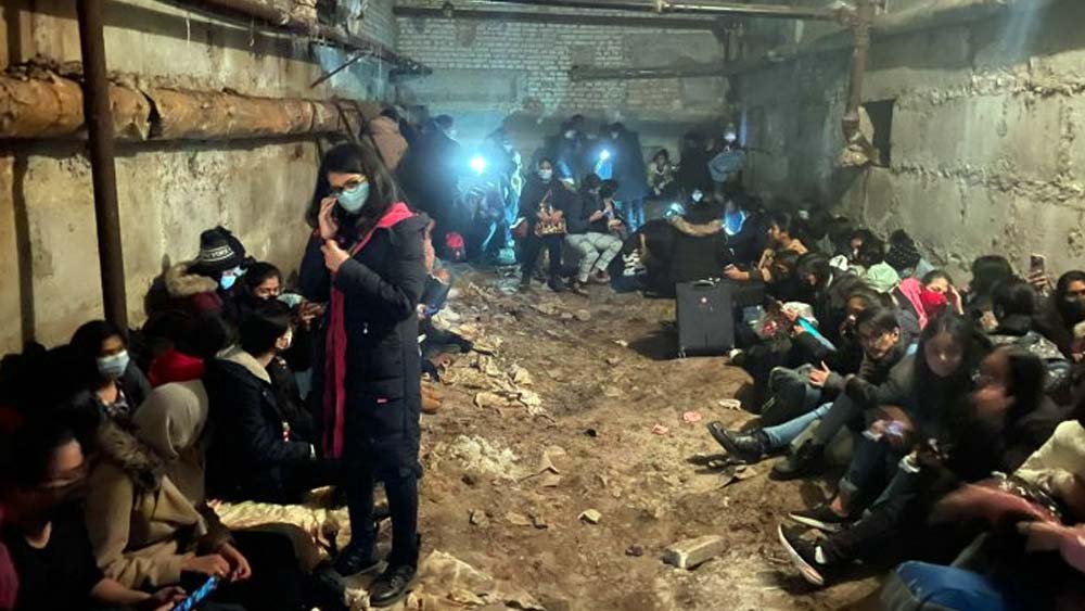 রাশিয়ার হামলা থেকে বাঁচার জন্য বাঙ্কারে আশ্রয় নেওয়ার সময়ও ড্যানিলোর তাঁর ল্যাপটপটি হাতছাড়া করেননি। সেখানে বসেও কন্টির বিরুদ্ধে লড়াই চালিয়েছেন তিনি। কেন? ড্যানিলো বলেন, ‘‘এটাই আমার কাজ। এই কাজটা করতে পারি বলেই করছি।’’