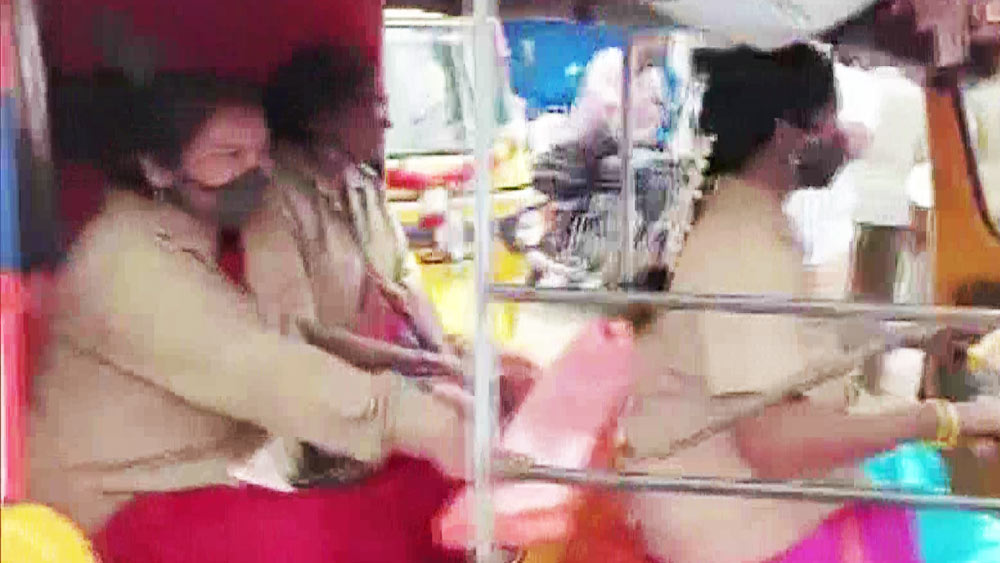 মহিলা নিত্যযাত্রীদের ছবি
