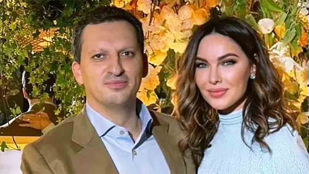 হানার দাবি, সারোগেসির মাধ্যমে সন্তানের জন্মের কিছুকাল আগে থেকেই কিরিলের সঙ্গে তাঁর সম্পর্কের অবনতি হয়। এর পর মস্কো ছেড়ে লন্ডনে চলে যান তিনি। সে সময়ই নাকি তাঁকে সারোগেসির চুক্তিপত্র থেকে সরিয়ে দেওয়া হয়েছিল। এর পর সন্তানের জন্ম হলেও তাকে দেখেননি বলে দাবি হানার।