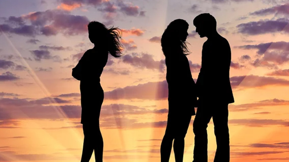 মস্কোয় ফিরে তাঁদের বাড়িতে গিয়েছিলেন হানা। শহরতলিতে সেই বিশাল বাড়িতে তিনি কিরিলের অপেক্ষায় ছিলেন বলেও জানিয়েছেন। হানার কথায়, ‘‘তিন দিন ধরে (কিরিলের) অপেক্ষায় বসেছিলাম। শেষমেশ বাড়ি এসে আমাকে বলল যে তাঁর নতুন বান্ধবী হয়েছে। তবে আমার থেকে ডিভোর্স চায় না।’’ হানার আরও দাবি, ‘‘আমাকে আঘাত দিতে চেয়েছিল কিরিল।’’