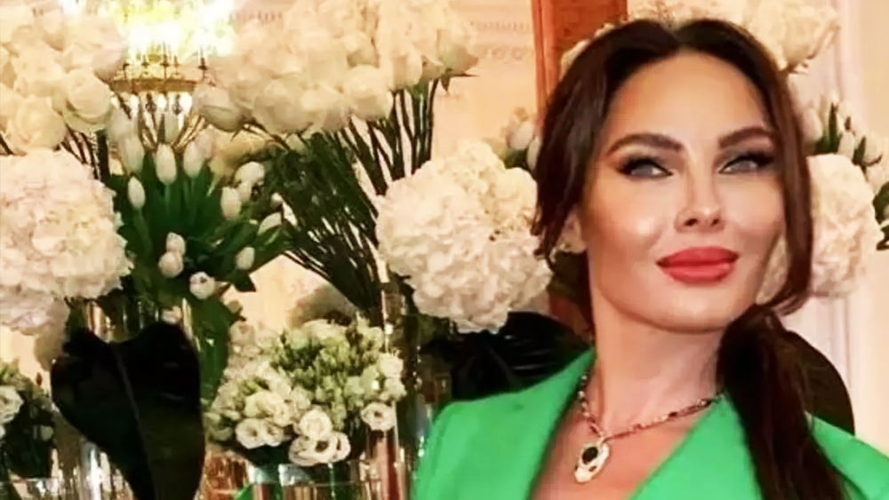 সদ্যোজাত সন্তানের সঙ্গে দেখাসাক্ষাতে কিরিলের লোকজন বাধা দিচ্ছেন বলে অভিযোগ করেছেন হানা। তাঁর দাবি, আনাসতাসিয়া জাডোরিনা নামে এক ফ্যাশন ডিজাইনারের সঙ্গে সম্পর্ক গড়েছেন কিরিল। গত সপ্তাহে কিরিলের ৪০তম জন্মদিনের পার্টিতে দুবাইয়ে হাজিরও ছিলেন আনাসতাসিয়া। 