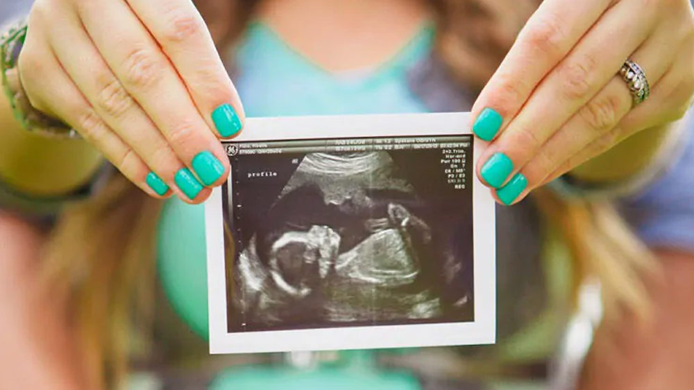 মেয়ের একটি ত্রিমাত্রিক স্ক্যানের ছবি দেখিয়ে হানা বলেন, ‘‘এই ছোট্ট ছবিটা নিয়েই বেঁচে রয়েছি। তার মা যে তাকে ফেলে পালিয়ে যায়নি, এটাই মেয়েকে বলতে চাই। কিরিল সাড়ে ৪ কোটি পাউন্ড রেখে দিক। আমি শুধু মেয়েকে দেখতে চাই।’’ যদিও হানার এই মন্তব্যের কোনও প্রতিক্রিয়া জানাননি কিরিল।