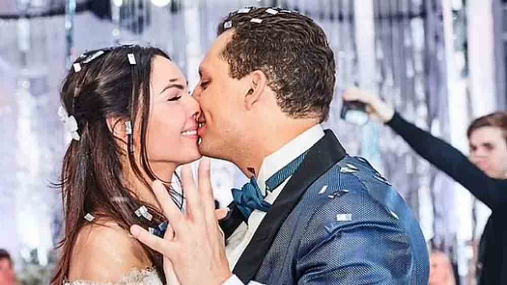 রাশিয়ার খ্যাতনামীদের অন্যতম হানা জানিয়েছেন, ২০১৮ সালে কিরিলকে বিয়ে করেন তিনি। তার পর থেকে বহু বার আইভিএফ পদ্ধতিতে মা হওয়ার চেষ্টা করলেও সফল হননি। গত অক্টোবরে মস্কোর একটি এজেন্সির সাহায্যে এক সারোগেট মায়ের খোঁজ পান। তাঁর গর্ভেই বড় হচ্ছিল হানা এবং কিরিলের কন্যাসন্তান।