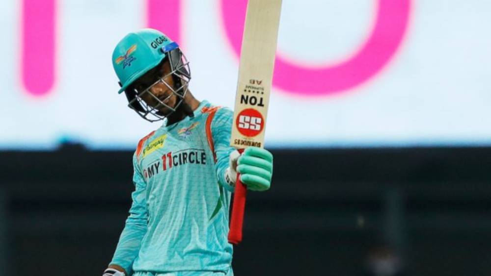 আইপিএলের প্রথম ম্যাচ থেকেই নজর কেড়েছেন লখনউ সুপার জায়ান্টসের তরুণ আয়ুষ বাদোনি। দু’ম্যাচে পাঁচটি ছয় মেরে সাত নম্বরে তিনি।