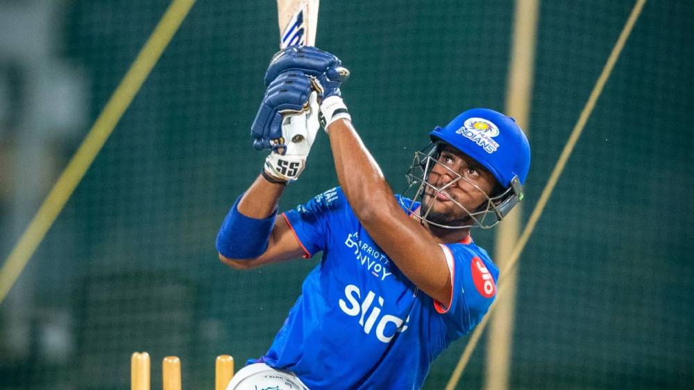 আট নম্বরে রয়েছেন আর এক তরুণ ভারতীয় তিলক বর্মা। মুম্বই ইন্ডিয়ান্সের এই ব্যাটার দু’ম্যাচে পাঁচটি ছয় মেরেছেন। ব্যাটিং গড় কম থাকায় তিনি বাদোনির পরে রয়েছেন।