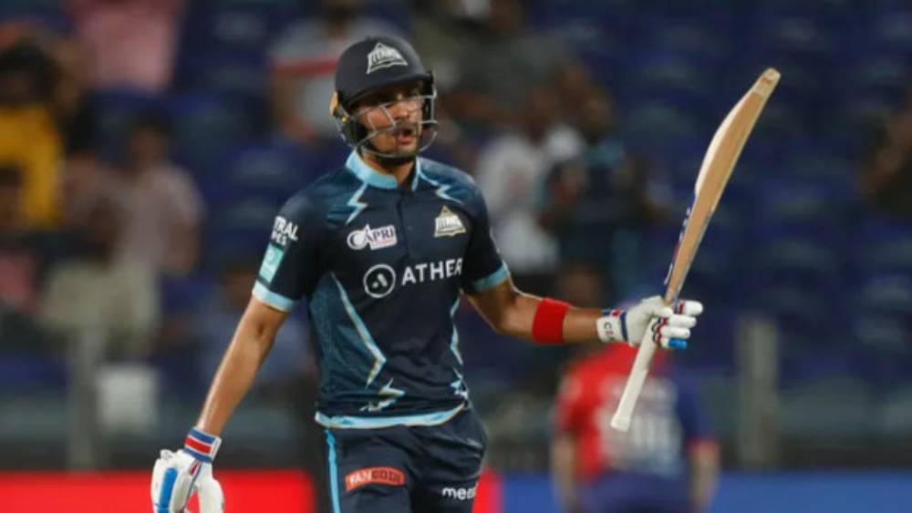 দশ নম্বরে রয়েছেন আর এক প্রাক্তন নাইট শুভমন গিল। গুজরাত টাইটান্সের হয়ে খেলতে নেমে দু’ম্যাচে চারটি ছয় মেরেছেন তিনি। ব্যাটিং গড় কম থাকায় কার্তিকের পরে রয়েছেন শুভমান।  