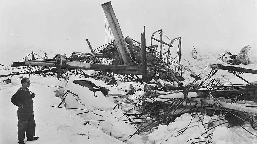 তবে লক্ষ্যপূরণ করতে পারেনি স্যর শেকেলটনের ‘এনডিওরেন্স’। অ্যান্টার্কটিকার ভাহসেল বে-তে পৌঁছনোর আগেই ওয়েডেল সি-র বরফের মাঝে আটকে পড়েছিল জাহাজটি। সেটি ছিল ১৯১৫ সালের ১৮ জানুয়ারি। অক্টোবর মাস আসতেই তাপমাত্রা কমতে থাকে। শেষমেশ বরফের চাপে ধীরে ধীরে ভেঙে পড়ে সমুদ্রের গভীরে তলিয়ে যায় ‘এনডিওরেন্স’। সে বছরের ২১ নভেম্বর ডুবে যায় জাহাজটি।  