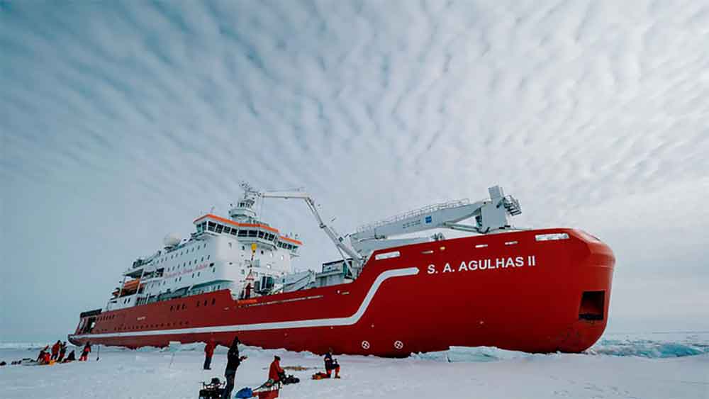 স্যর শেকেলটনের জাহাজের খোঁজে বেরিয়েছিল ‘এস এ অগালহাস-২’ নামে একটি জাহাজ। এক সময় ‘এনডিওরেন্সে’র মতোই ওই একই জায়গায় বরফের ফাঁদে আটকা পড়ে সেটি। সে সময় তাপমাত্রা ছিল মাইনাস ১০ ডিগ্রি সেলসিয়াস। তবে মেকানিক্যাল ক্রেন-সহ নানা অত্যাধুনিক প্রযুক্তির সহায়তায় বরফের ফাঁদ কাটিয়ে ওঠেন জাহাজকর্মীরা। ফলে ‘এনডিওরেন্সে’র পরিণতি এড়াতে পেরেছিলেন তাঁরা।