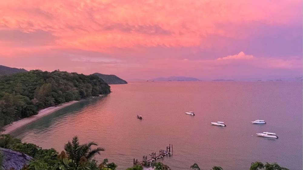 মাস কয়েকও হয়নি মধুচন্দ্রিমা কাটিয়ে ফিরেছেন। আবারও ছুটির মেজাজে ভিকি কৌশল এবং ক্যাটরিনা কইফ। আরও এক বার সমুদ্রের নীল জলে ভেসে গিয়েছেন তাঁরা।