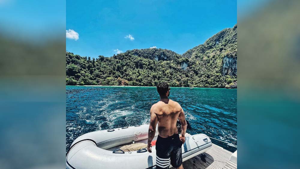 ছুটি কাটাতে কোথায় গিয়েছেন ‘ভিক্যাট’? সে কথা অবশ্য ভক্তদের কাছে খোলসা করেননি তাঁরা। তবে তাঁদের ফুরফুরে মেজাজের নানা ছবি ছড়িয়ে দিয়েছেন ইনস্টাগ্রামে। যা দেখে বেজায় খুশি তারকা দম্পতির ভক্তরা।