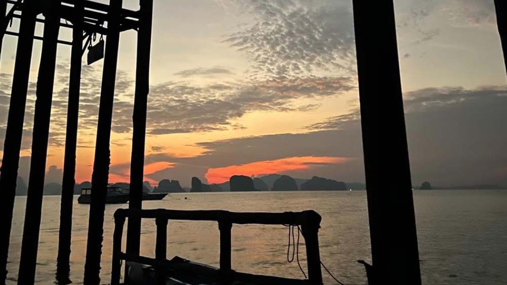 যে দিকে চোখ যায়, খোলা আকাশ। রঙের ঝাপটায় মাখামাখি। আকাশের গা ছেড়ে মাটিতে তাকালে চোখ আটকে পড়ে সমুদ্রের নীল জলে। তার গা ঘেঁষে ঘন সবুজের ছোঁয়া। গভীর জঙ্গলের মাঝেই রয়েছে ভিকি-ক্যাটরিনার থাকার জায়গা। ছুটি কাটাতে গিয়ে এমন সব ছবিই শেয়ার করেছেন দম্পতি।