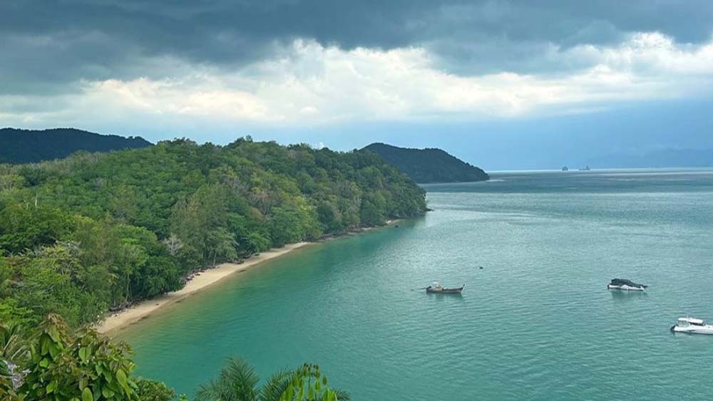 ইনস্টাগ্রামে একটি ছবির নীচে ভিকি লিখেছেন, ‘নো ফিল্টার’। ফিল্টারের কারিকুরি ছাড়াই যে এমন মন ভাল করা জায়গায় তাঁরা আলসেমিতে মেতেছেন, তা-ই জানিয়েছেন ভক্তদের। থুড়ি, এ কথা তাঁরা লিখে জানাননি বটে। তবে ছবি দেখেই তো তা বোঝা যায়!