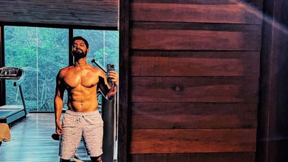 তবে ছুটি কাটাতে গিয়ে শরীরচর্চায় খামতি রাখেননি ভিকি। সে ছবিও পোস্ট করেছেন তিনি। ব্যায়ামের বেঞ্চের পাশে আয়নার সামনে দাঁড়িয়ে নিজের খান আটেক অ্যাবসের ছবি দেখিয়েছেন। সঙ্গে লিখেছেন, ‘(জীবনে) ৯৯টা সমস্যা থাকতে পারে। তবে এই বেঞ্চটা তার মধ্যে কোনও ভাবেই আসে না।’ ভিকির সে ছবিতে প্রায় ১২ লক্ষ ভক্ত হামলে পড়েছেন।