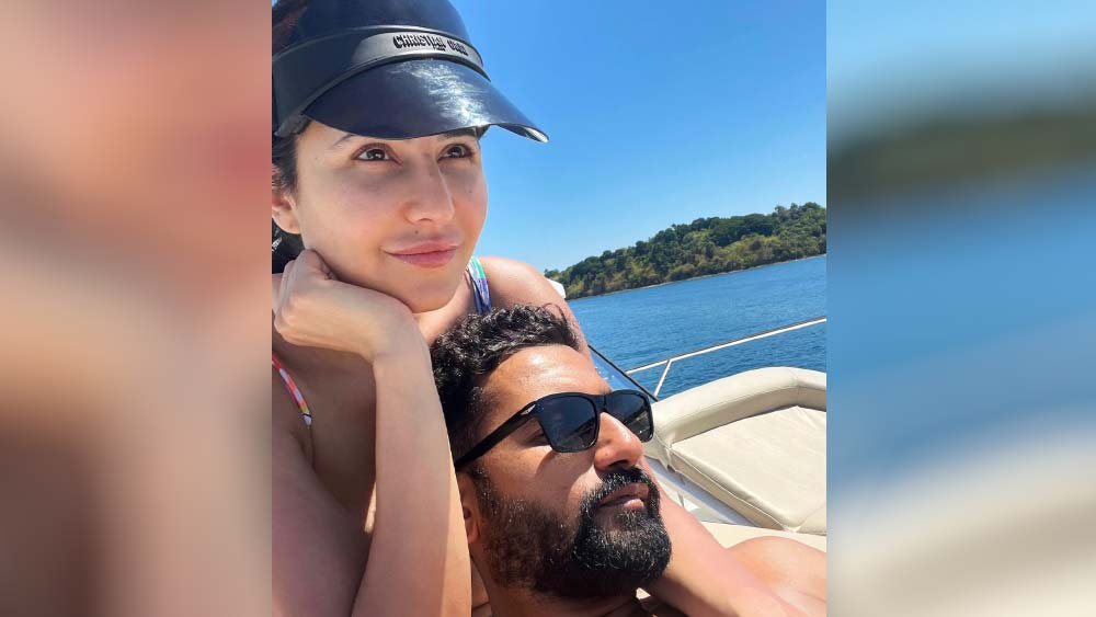 ভিকির মতো ক্যাটরিনাও কম যান না! জীবনসঙ্গীর কাঁধে ভর দিয়ে সমুদ্র সফরে বেরিয়েছেন। তারই ফাঁকে আবার সে ছবিও ইনস্টাগ্রামে ছড়িয়ে দিয়েছেন তিনি।